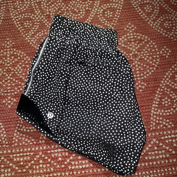 lululemon hotty hot shorts frozen fizz (rare) - Picture 1 of 4